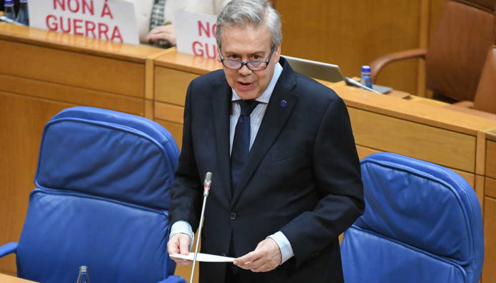 El conselleiro de Sanidade, Antonio Gómez Caamaño, responde a una pregunta oral en el pleno del Parlamento de Galicia.