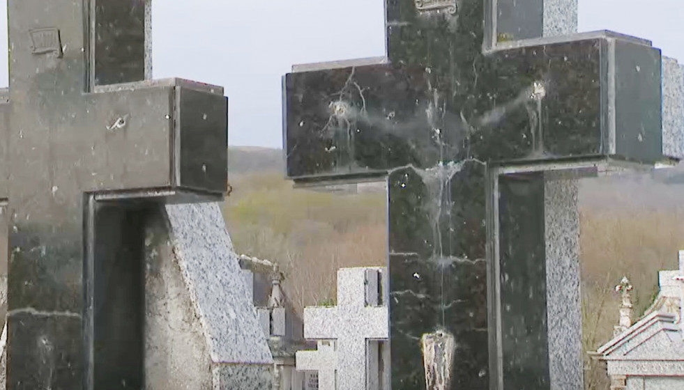 Cruces a las que le han robado los crucifijos en una imagen de CRTVG