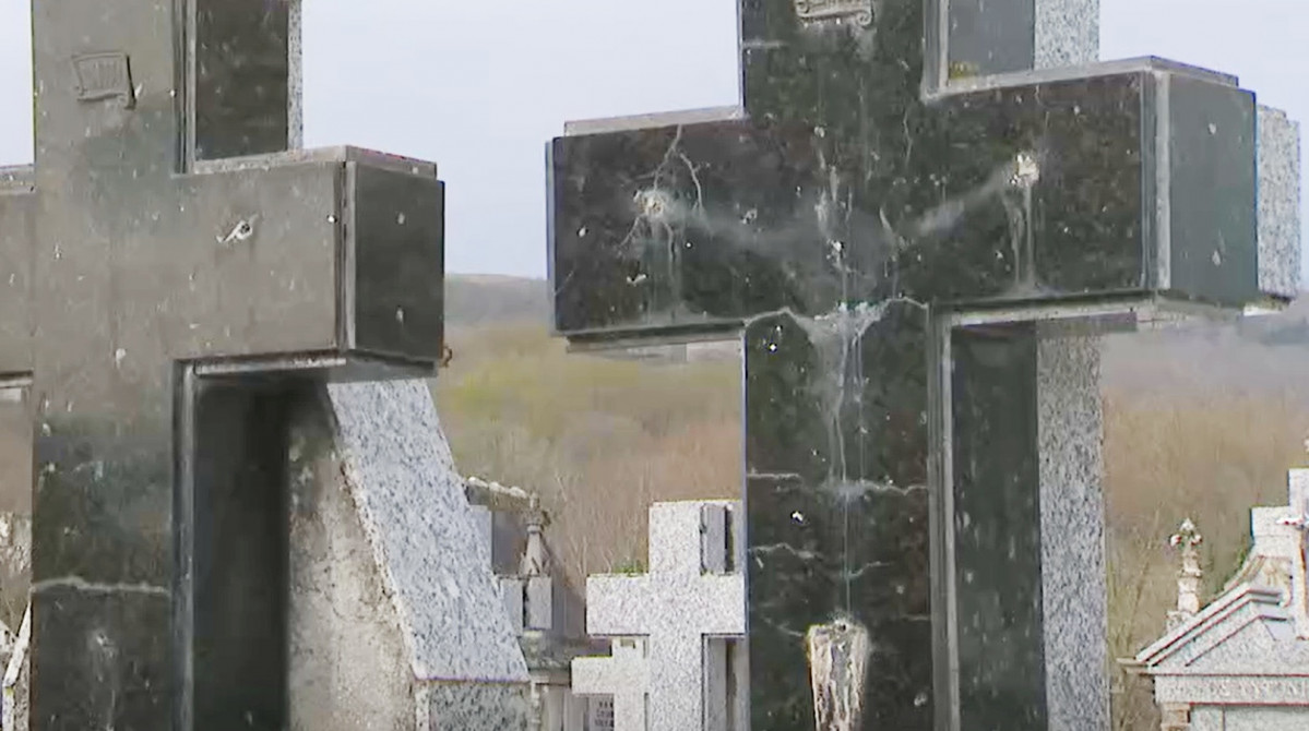 Cruces a las que le han robado los crucifijos en una imagen de CRTVG