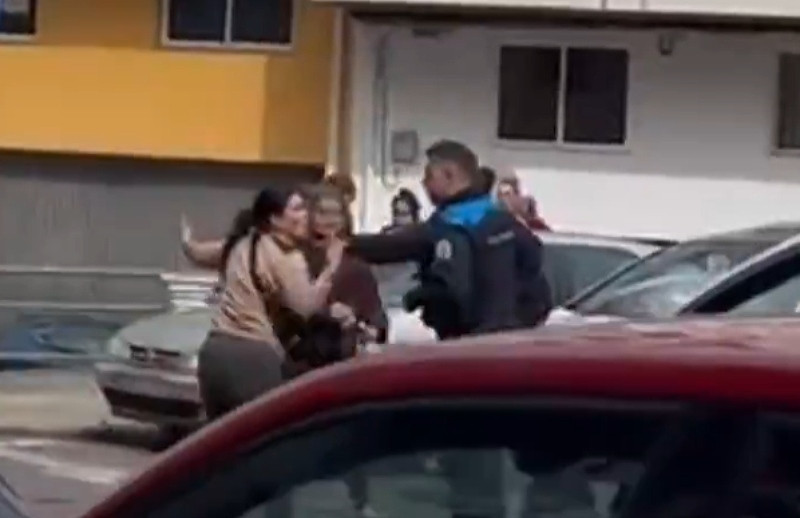 Discusiu00f3n en el lugar del incidente en una imagen de un vu00eddeo publicato por TVG