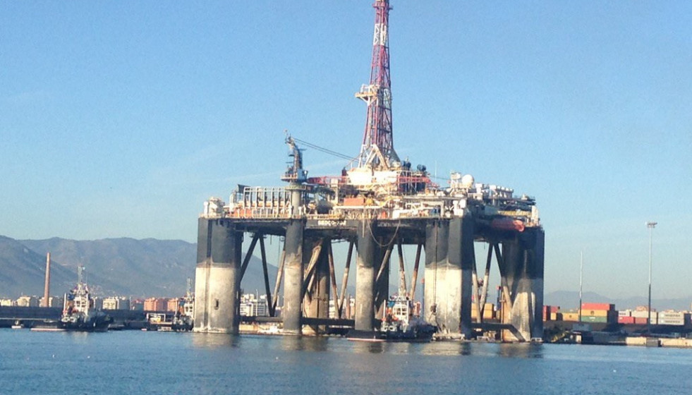 Archivo -    La plataforma petrolífera Sedco 702, que llegó al puerto de Málaga el pasado mes de junio, ha partido este sábado desde el muelle nueve hacia su próximo destino, Turquía, donde ser�