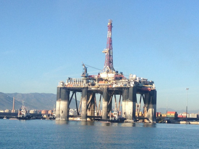 Archivo -    La plataforma petrolífera Sedco 702, que llegó al puerto de Málaga el pasado mes de junio, ha partido este sábado desde el muelle nueve hacia su próximo destino, Turquía, donde será desguazada de forma definitiva