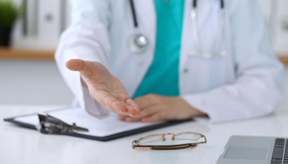 Archivo - Un médico de familia.