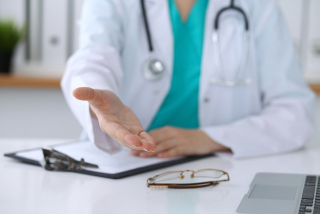 Archivo - Un médico de familia.