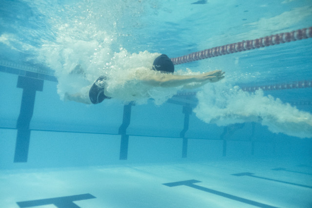 Una persona bucea durante pruebas de socorrismo