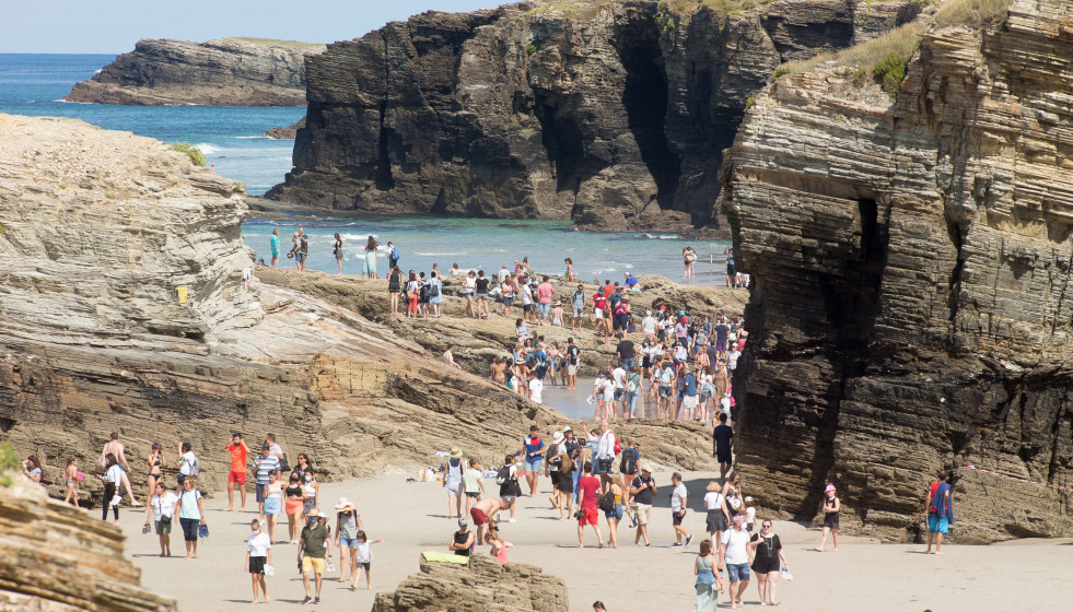 Archivo - Turistas pasean por la playa de Las Catedrales.