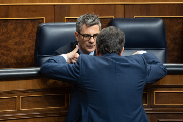 Archivo - El ministro de la Presidencia, Justicia y Relaciones con las Cortes, Félix Bolaños, conversa con el portavoz del PNV en el Congreso, Aitor Esteban, durante una sesión plenaria en el Congr