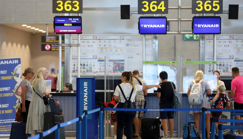 Archivo - Cientos de turistas hacen colas en los puestos de embarque de Ryanair, en el Aeropuerto Costa del Sol.
