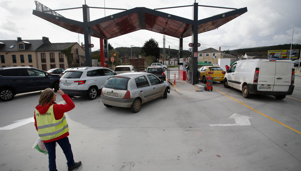 Archivo - Una trabajadora de la gasolinera y vehículos en la gasolinera Petroprix de Ribadeo, a 2 de enero de 2024, en Ribadeo, Lugo, Galicia (España).