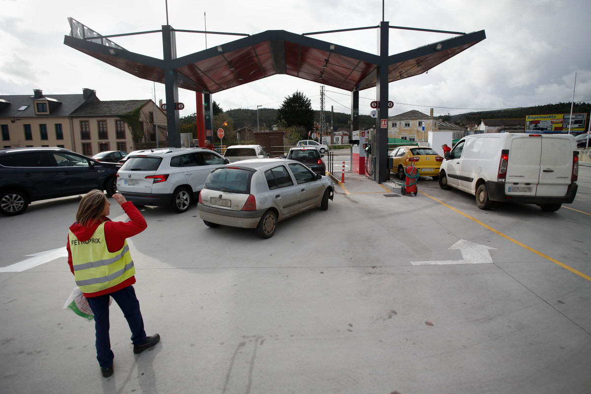 Archivo - Una trabajadora de la gasolinera y vehículos en la gasolinera Petroprix de Ribadeo, a 2 de enero de 2024, en Ribadeo, Lugo, Galicia (España).