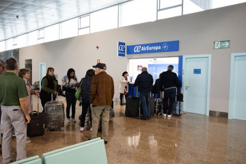 Archivo - Un grupo de personas esperan ser atendidos en las instalaciones del aeropuerto de Vigo, a 21 de marzo de 2023, en Vigo, Pontevedra, Galicia (España).