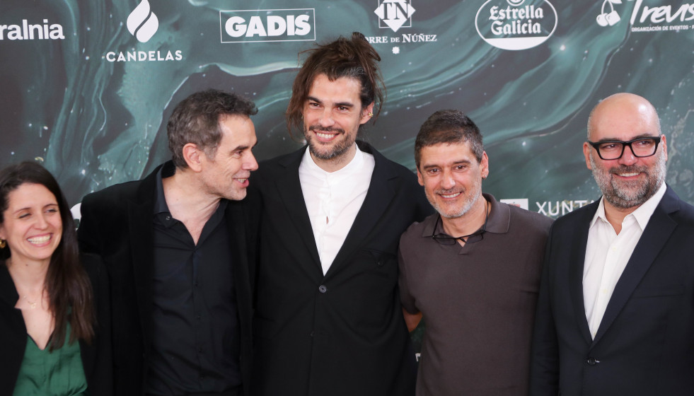 El director Oliver Laxe (c) durante el photocall previo a la gala de los XXIV Premios Mestre Mateo, en el auditorio Fuxan os Ventos, a 21 de marzo de 2026, en Lugo, Galicia (España).