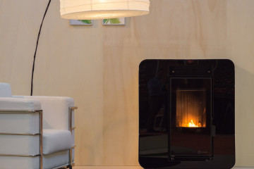 Archivo - Una estufa de biomasa en una vivienda. Archivo