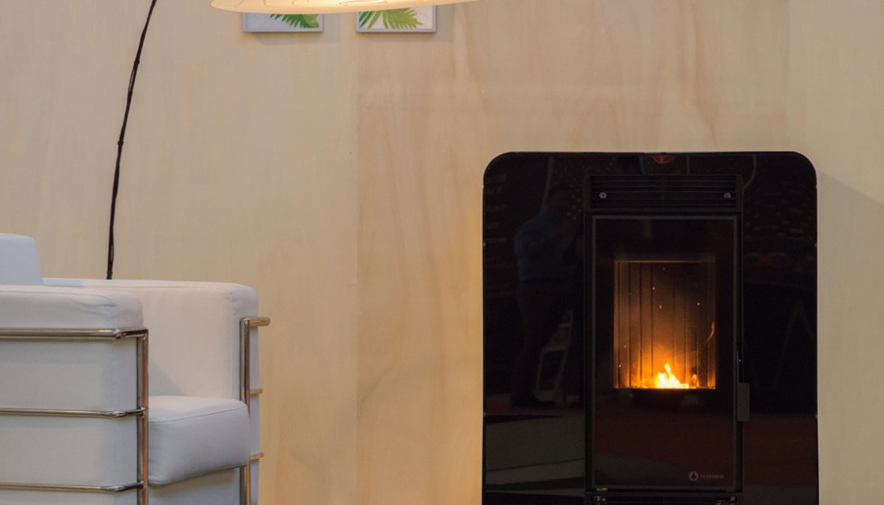 Archivo - Una estufa de biomasa en una vivienda. Archivo