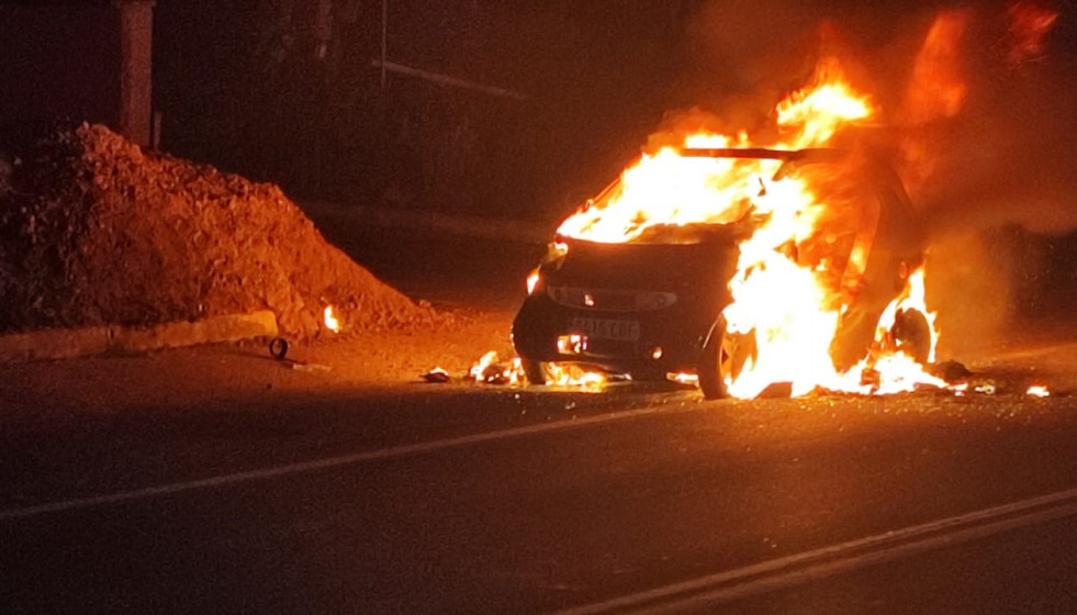 Vehículo ardiendo en Sanxenxo (Pontevedra).