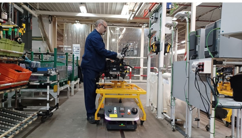 Archivo - Imagen de un operario en la planta de Stellantis Vigo.