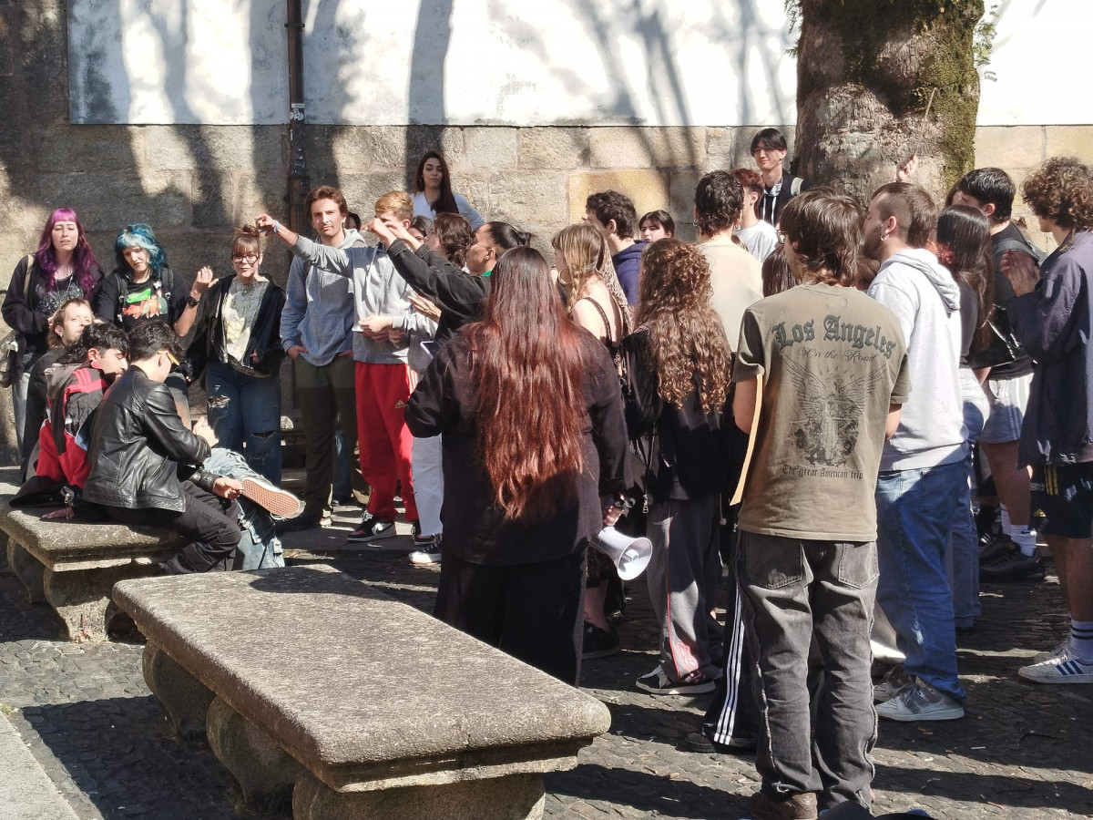 Un momento de la concentraciu00f3n contra los presuntos acosadores en la Facultad de Filosofu00eda