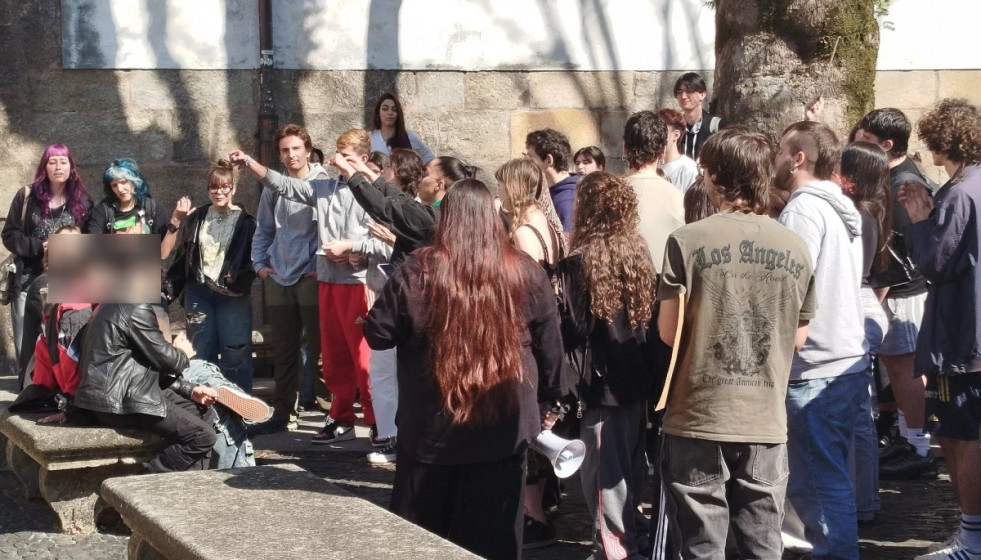 Un momento de la concentración contra los presuntos acosadores en la Facultad de Filosofía