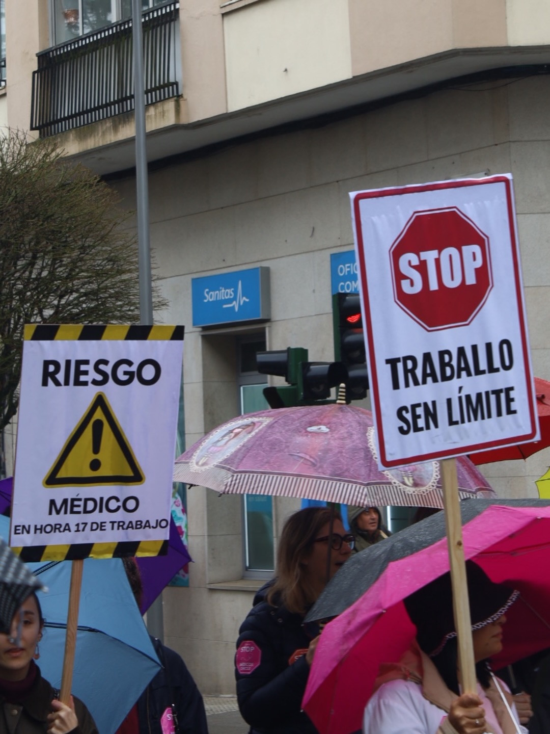 Puede ser una imagen de una o varias personas y texto que dice "OFIO COM Sonites/ Sanitos STOP RIESGO TRABALLO SEN LÍMITE MÉDICO EN HORA 17 17 DE ENHORA17DETRABAJO TRABAJO TRABAJO 青品"