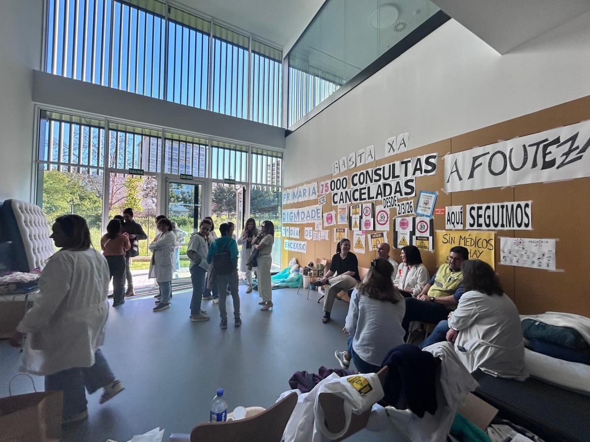 Puede ser una imagen de estudiando, hospital y texto que dice "GASITA XA CONSULTAS CONSULT AFOUTEZ RWARIA75000 RIMARIA 75000 CANCELADAS 농- IGNIDADE AQUÍ SEGUIMOS Sin MÉDICOS HAY 明風風 ENCEERO"