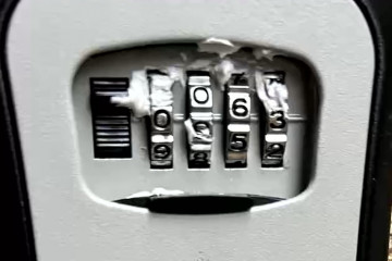 Cerradura automática con silicona en una de las puertas de un establecimiento saboteado en Santiago