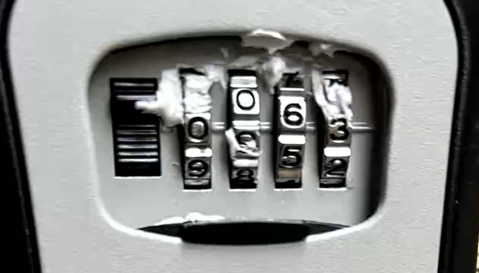 Cerradura automática con silicona en una de las puertas de un establecimiento saboteado en Santiago