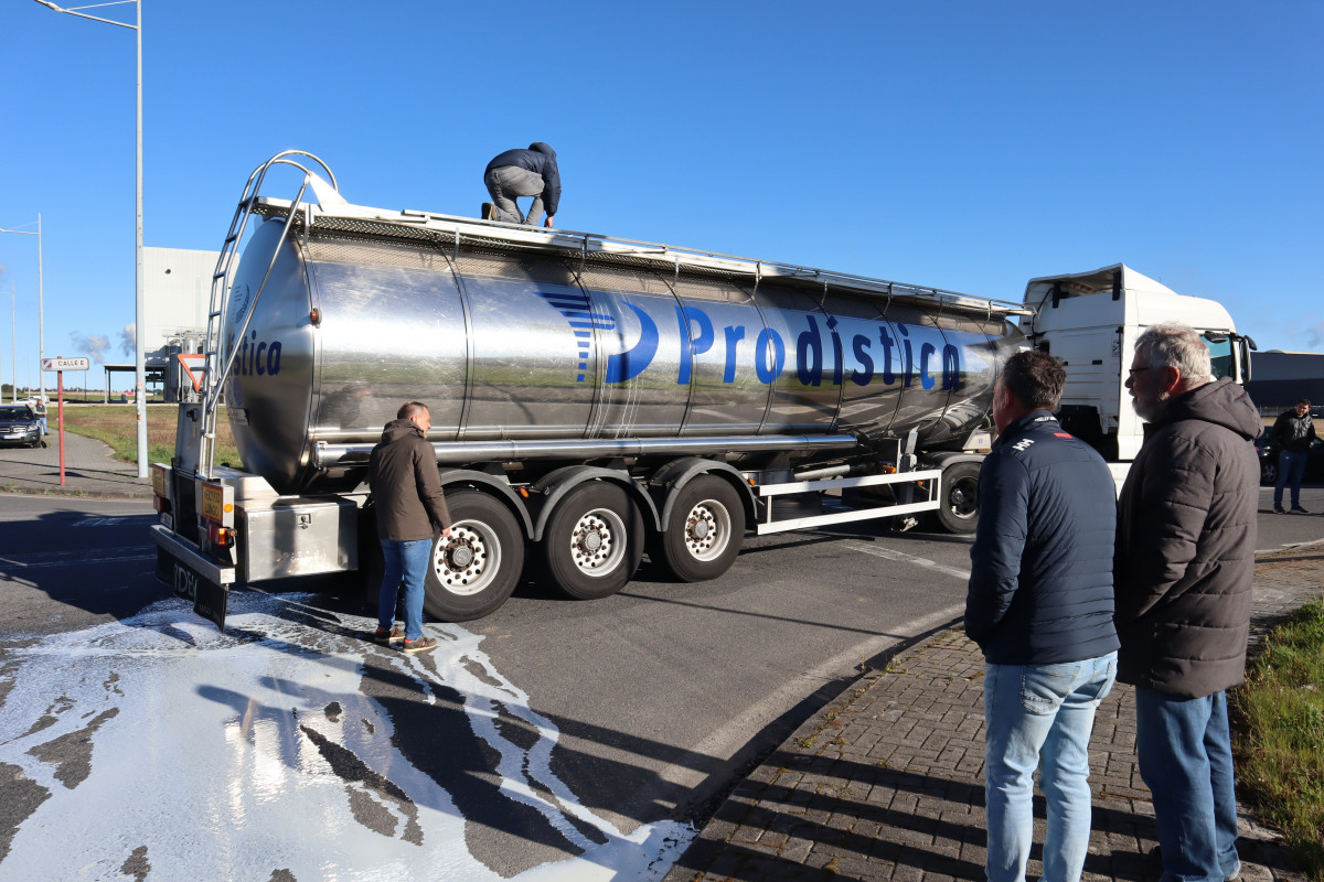 Sabotaje a una cisterna de leche en Curtis en una foto de Uniu00f3ns Agrarias