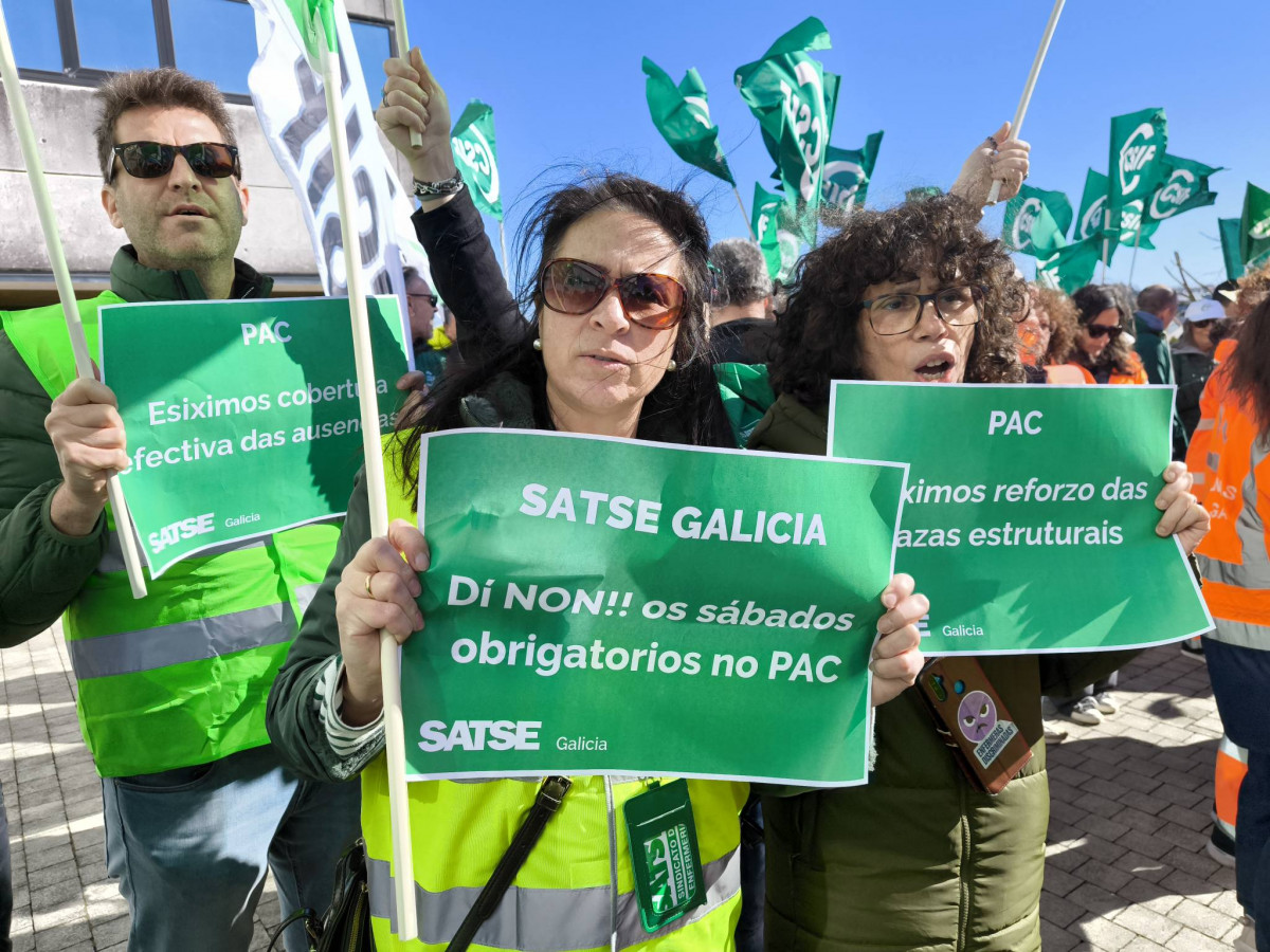 Puede ser una imagen de una o varias personas y texto que dice "PAC Esiximoscobert coberte a Esiximos cobertı fectiva das fectivadasausen dasausen ausen SATSE SATSE Galicia PAC SATSE GALICIA kimos imosreforzodas reforzo das azas estruturais Di NON!! os sábados obrigatorios no PAC Galficia SATSE Galicia"