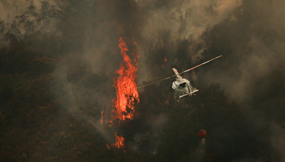 Archivo - Efectivos aéreos de los bomberos durante las labores de extinción del incendio de Avión, a 25 de agosto de 2025, en Avión, Ourense (España). El último de los incendios forestales regis