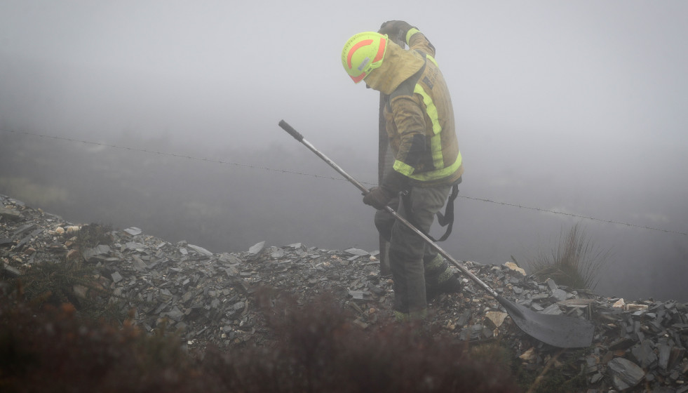 Un bombero trabaja en las labores de extinción de un incendio forestal en Ourol