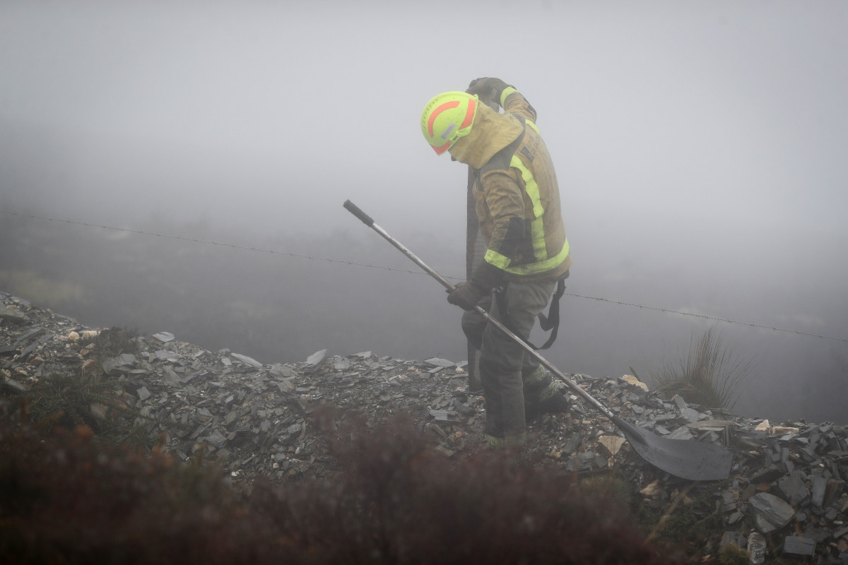 Un bombero trabaja en las labores de extinción de un incendio forestal en Ourol