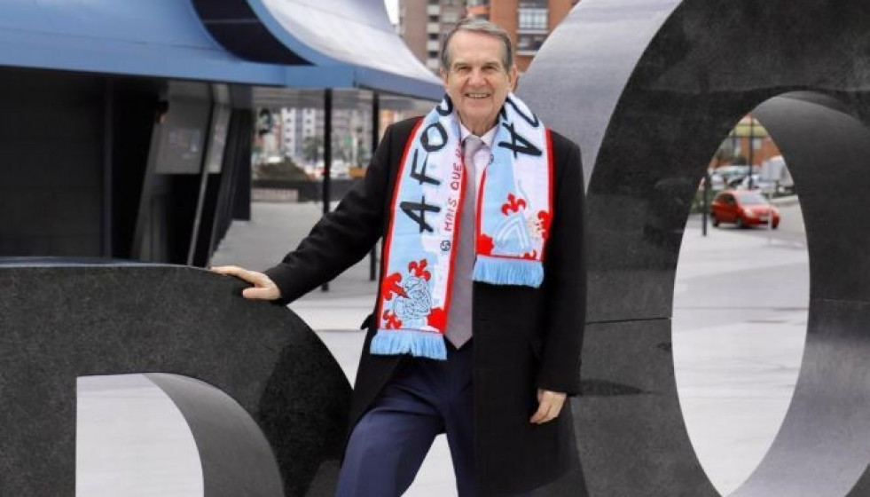 El alcalde de Vigo, Abel Caballero, al pie del estadio de Balaídos.