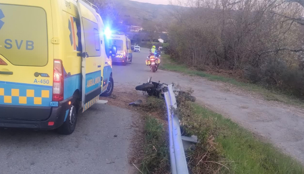Muere un hombre de 48 años tras salirse la vía con su motocicleta en Riós, Ourense.