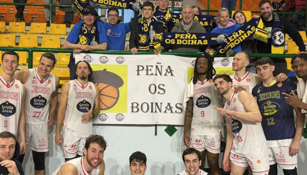 Os Boinas con jugadores del COB tras una victoria en febero de 2025