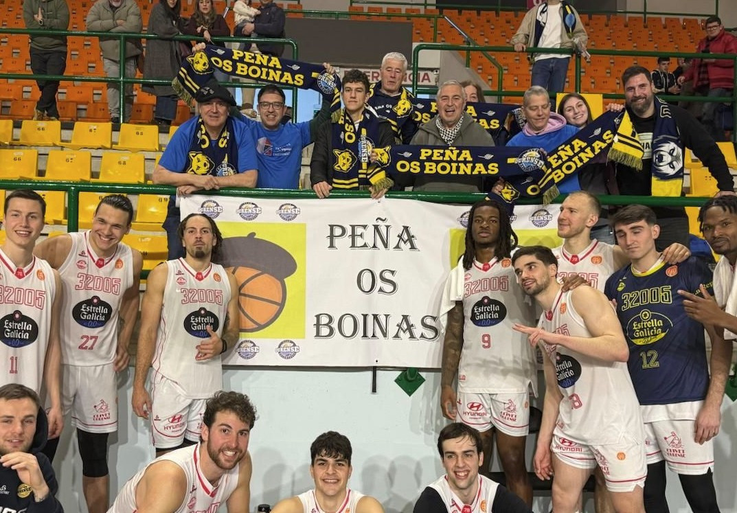 Os Boinas con jugadores del COB tras una victoria en febero de 2025