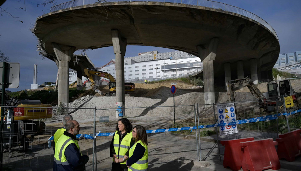 La delegada territorial de la Xunta en A Coruña, Belén do Campo, supervisa las obras por la demolición del viaducto de la AC-12
