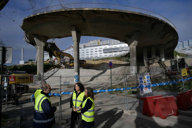 La delegada territorial de la Xunta en A Coruña, Belén do Campo, supervisa las obras por la demolición del viaducto de la AC-12
