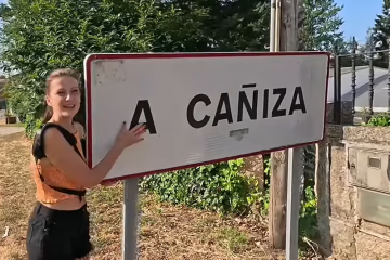 Señal con el topónimo A Caiña en una una imagen del canal de Youtube Viaxeiros Galegos