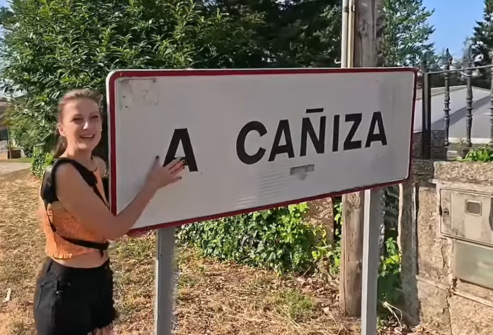 Seu00f1al con el topu00f3nimo A Caiu00f1a en una una imagen del canal de Youtube Viaxeiros Galegos