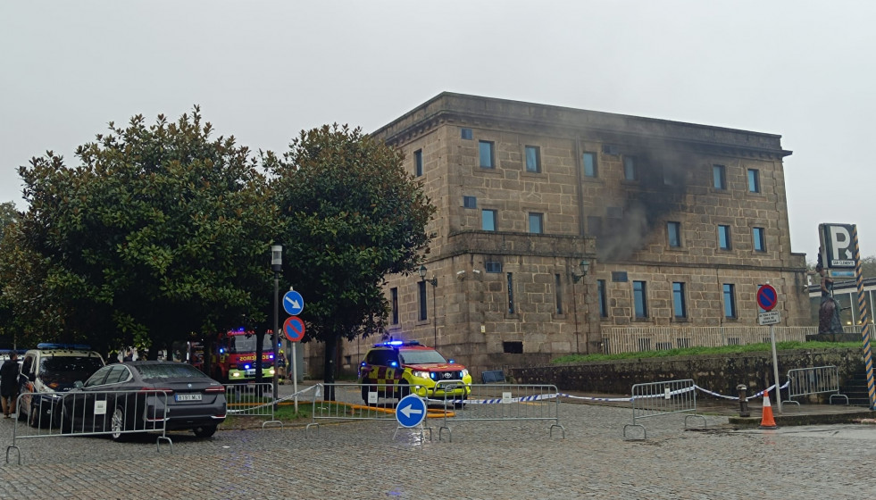 Archivo - Humo sale de la Comisaría de Santiago