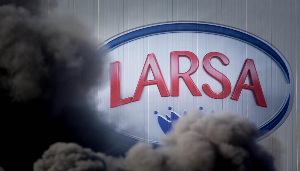 Humo en las inmediaciones de la planta de Larsa durante una acción sindical para exigir unos 