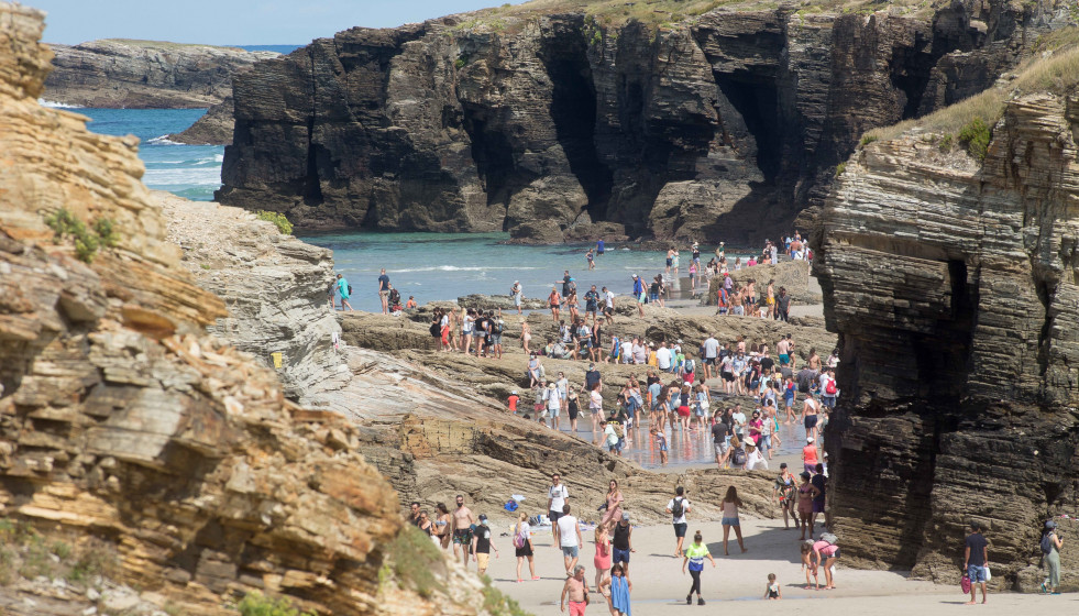 Archivo - Turistas pasean por la playa de As Catedrais.