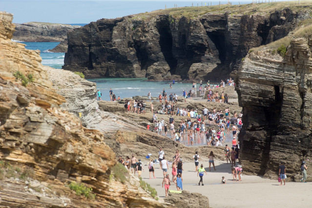 Archivo - Turistas pasean por la playa de As Catedrais.