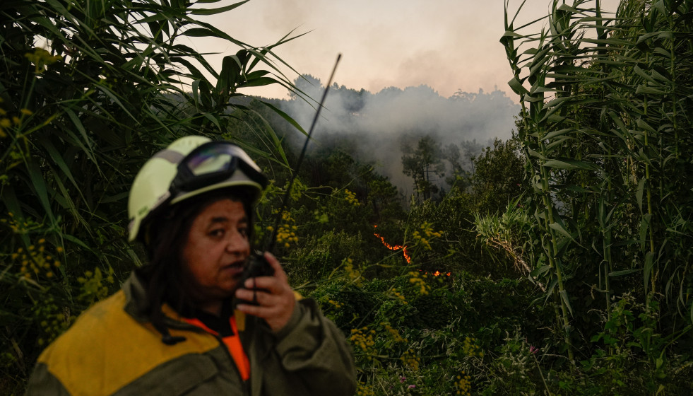 Archivo - Una persona colabora en la extinción del fuego, a 29 de julio de 2025, en Arbo, Pontevedra, Galicia (España).