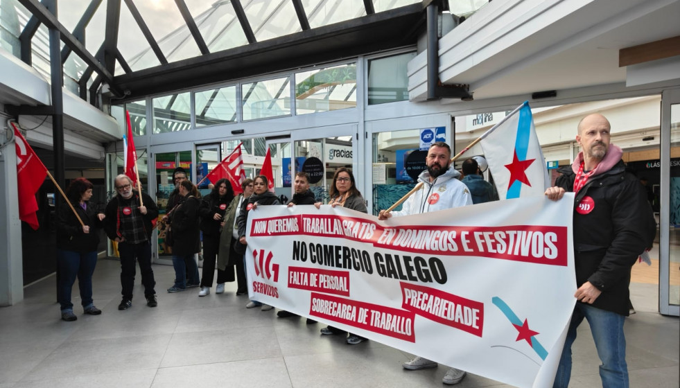 Trabajadores de grandes almacenes protestan en A Coruña por la 
