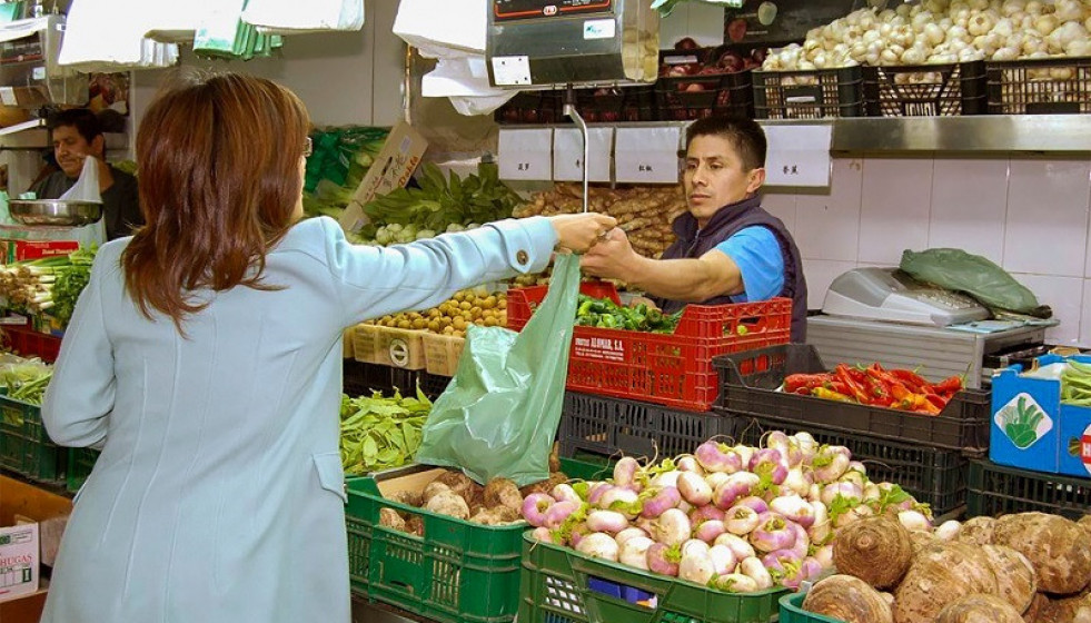 Archivo - Trabajador extranjero