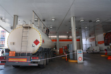 Archivo - Un camión cisterna rellena el combustible de los depósitos de una gasolinera de Sevilla