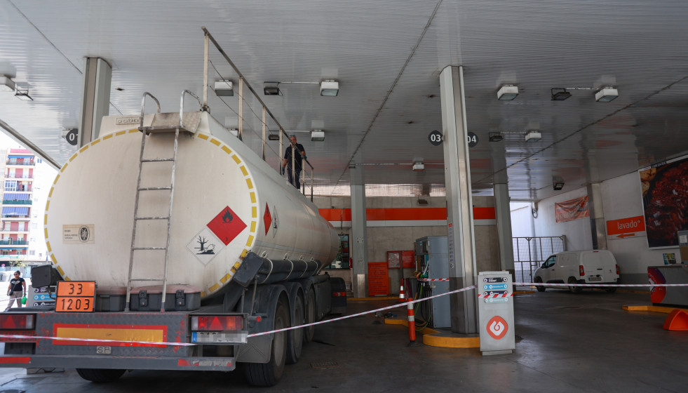 Archivo - Un camión cisterna rellena el combustible de los depósitos de una gasolinera de Sevilla