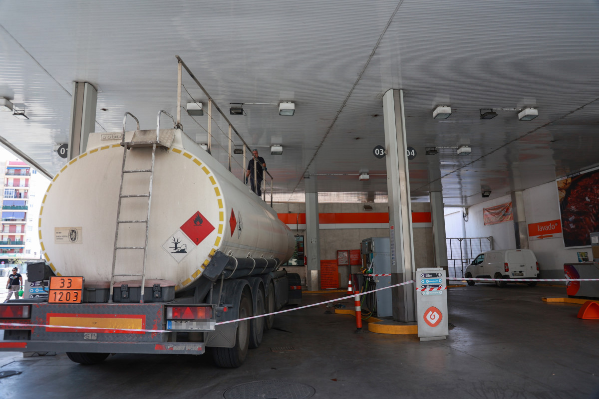 Archivo - Un camión cisterna rellena el combustible de los depósitos de una gasolinera de Sevilla