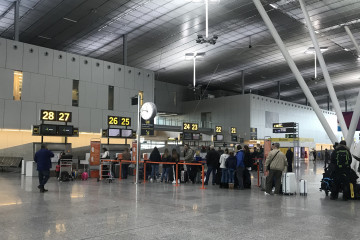 Archivo - Cola de facturación en el Aeropuerto de Santiago. Lavacolla. Turismo. Pasajeros en aeropuertos.